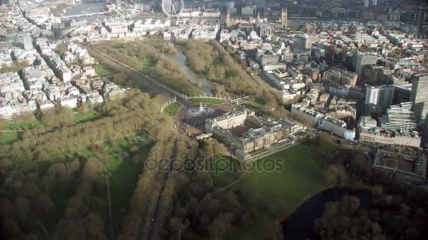 2017年2月 伦敦皇家官邸白金汉宫的鸟瞰图 在前面可以看到著名的维多利亚纪念馆 — 图库视频影像
