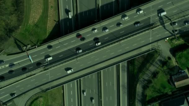 の空中写真のトラフィックのフランスの田舎の高速道路の交差点 — ストック動画