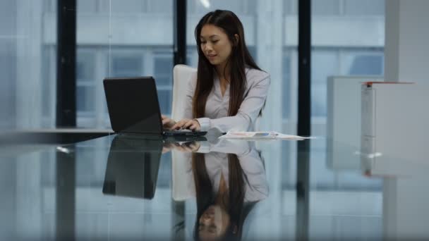 Businesswoman Che Lavora Laptop Vedendo Qualcosa Che Rende Molto Felice — Video Stock
