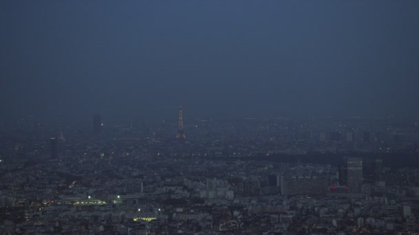 夜ライトアップ エッフェル塔とパリの航空写真 — ストック動画