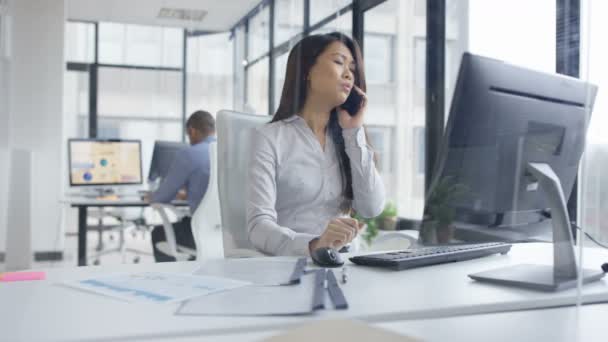 Worried Businesswoman Talking Phone Working Computer Office — Stock Video