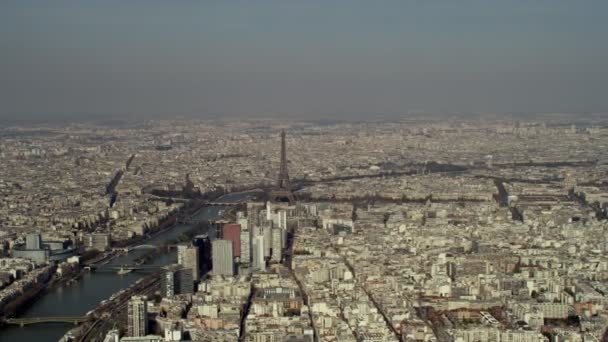 全景鸟瞰巴黎城市天际线与埃菲尔铁塔和塞纳河畔 — 图库视频影像