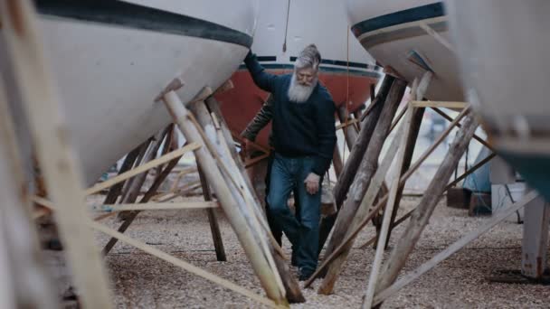 Carpinteiros Estaleiro Verificando Barcos Que Foram Renovados Recém Construídos — Vídeo de Stock
