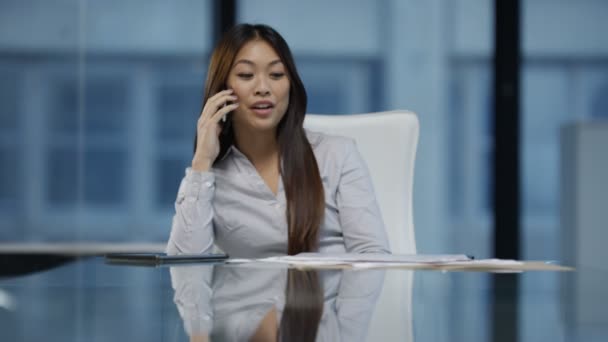 Vrolijke Zakenvrouw Het Kantoor Praten Telefoon Papierwerk Kijken — Stockvideo