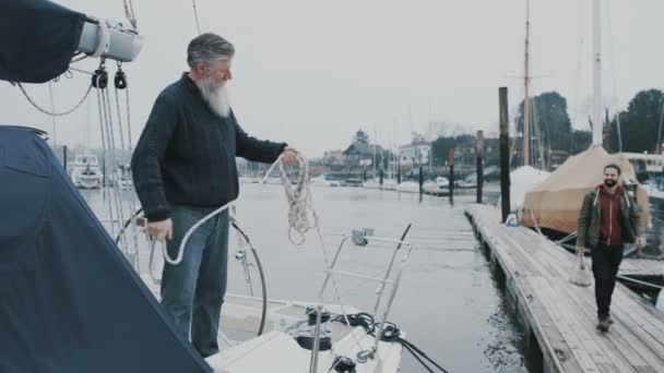 の父と息子のセーリング ボートをマリーナのドックに係留 — ストック動画
