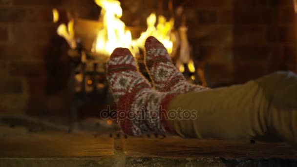 Nahaufnahme Füße Von Menschen Kuscheligen Socken Die Ihre Zehen Feuer — Stockvideo