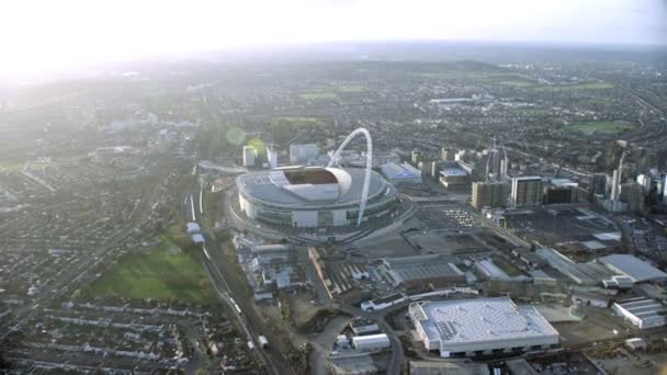 ロンドン 2017 ウェンブリー スタジアム上空を飛行し 周辺の空撮 建物の特徴的なアーチを示すショット パノラマ — ストック動画