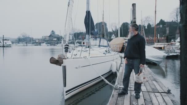 Ritratto Uomo Barbuto Sorridente Piedi Davanti Alla Barca Vela Porto — Video Stock