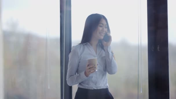 Счастливая Деловая Женщина Разговаривает Телефону Чашкой Кофе Руке — стоковое видео