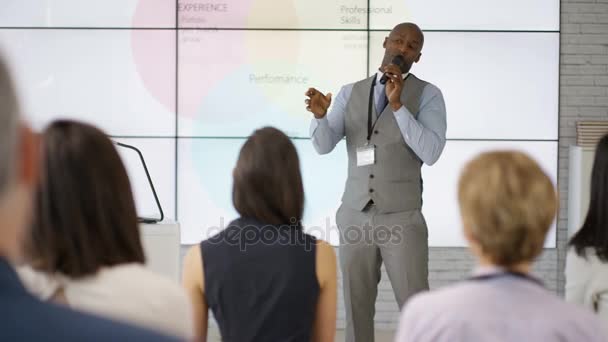 Grupo Empresarial Escuchando Orador Dar Una Presentación Seminario Negocios — Vídeo de stock