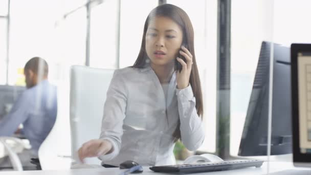 Worried Businesswoman Talking Phone Working Computer Office — Stock Video