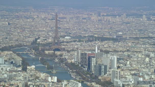 全景鸟瞰巴黎城市天际线与埃菲尔铁塔和塞纳河畔 — 图库视频影像