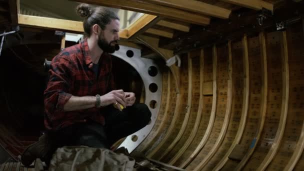 Trabajador Astillero Trabajando Construcción Interior Del Barco Vela — Vídeos de Stock