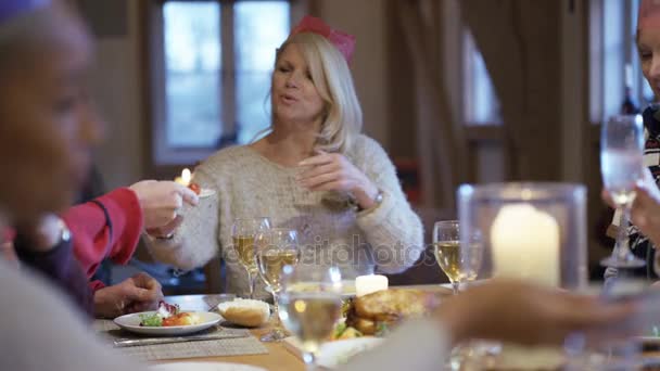 Retrato Mujer Sonriente Mesa Cena Navidad Con Familiares Amigos — Vídeos de Stock