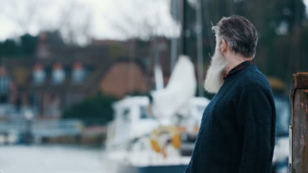 在游艇码头的背景下 长满胡子的成熟大胡子男子站在船上 — 图库视频影像