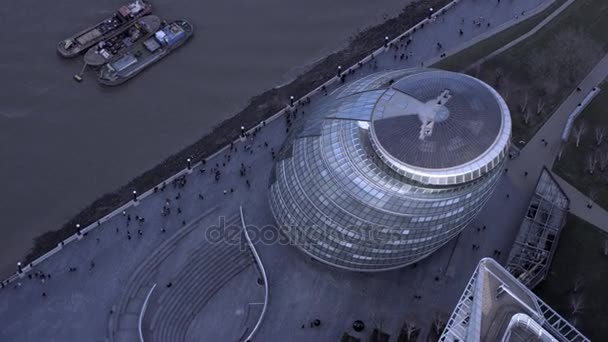 Luchtfoto Hierboven Londense Stadhuis Gelegen Langs Kant Van Rivier Theems — Stockvideo