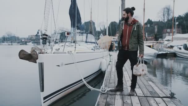 Portret Van Glimlachen Bebaarde Man Die Tegenover Zeilboot Een Jachthaven — Stockvideo