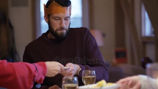 Reunião Família Feliz Homem Apreciando Jantar Natal Com Família Amigos — Vídeo de Stock