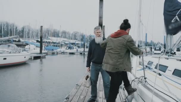 の父と息子のボートから降りると マリーナの桟橋を歩いて — ストック動画