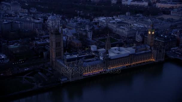 4k Luftaufnahme von Londons großem Ben und Parlamentsgebäuden am frühen Morgen erleuchtet