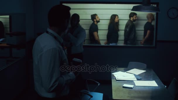 Detectives Discutiendo Alineación Personajes Sospechosos Estación Policía — Vídeo de stock