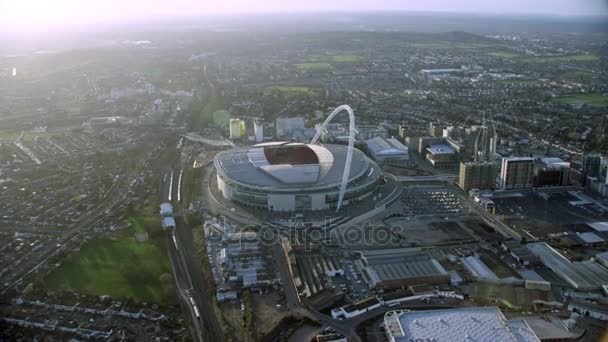 Vista Aérea Del Estadio Wembley Mostrando Arco Distintivo Del Edificio — Vídeos de Stock