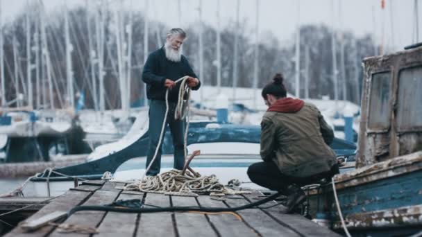 Πατέρας Και Γιος Ψαράδες Κακοποιημένες Παλιά Βάρκα Πρόσδεσης Στην Προβλήτα — Αρχείο Βίντεο