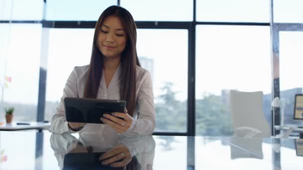 Stående Leende Affärskvinna Med Tablett Dator Kontoret — Stockvideo