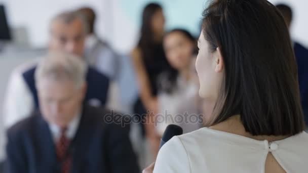 Orador Dirigiéndose Audiencia Seminario Negocios Respondiendo Preguntas — Vídeo de stock