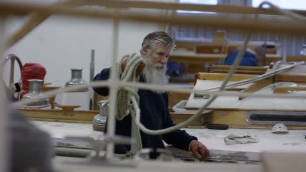 帆船の改修に取り組んでボートヤードで 労働者 — ストック動画