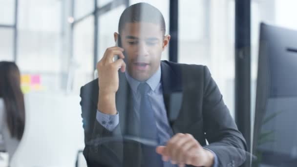 Hombre Negocios Alegre Hablando Por Teléfono Trabajando Computadora Oficina — Vídeos de Stock