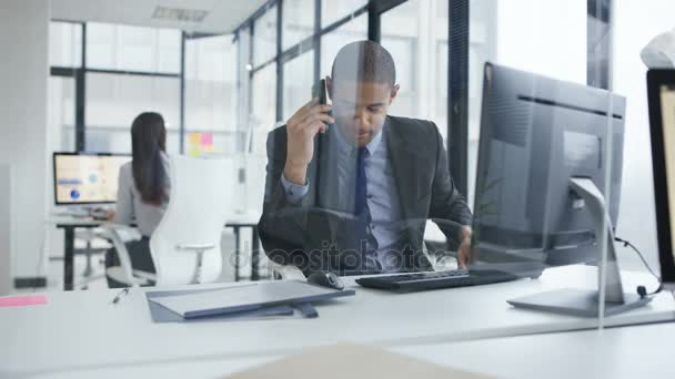 Empresario Trabajando Computadora Oficina Recibiendo Malas Noticias Llamada Telefónica — Vídeo de stock