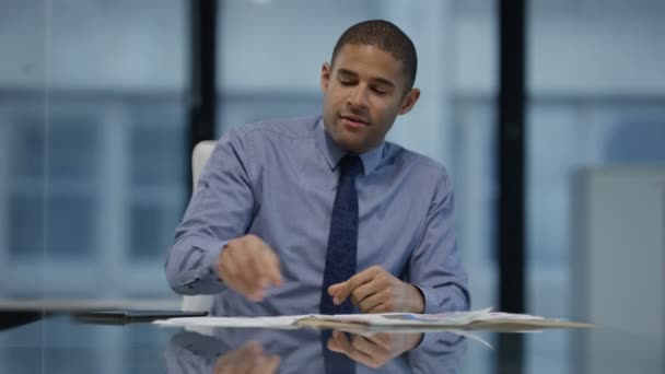 Retrato Sorrindo Gerente Negócios Sentado Mesa Diretoria — Vídeo de Stock