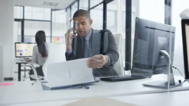 4k telefon--dan kötü haber alma ofiste çalışan iş adamı.