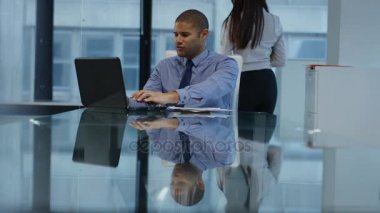 4k seyir bir şey hangi onu çok mutluettiniz, baylar dizüstü bilgisayarda çalışan iş adamı