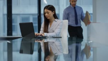 4 k iş erkek ve kadın bir toplantıda şirket rakamları üzerinden arıyor