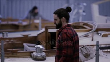 4 k işçilerin bir tersane, yapım ve yenileme yelkenli tekne üzerinde çalışma