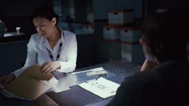 4 k kadın polis dedektifi sorgu odası suç şüphelisi sorgulama