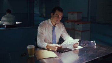 4 k polis dedektifi şüphelinin dosya ve kanıt bakarak görüşme odasında