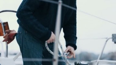 4k olgun sakallı adam Marinada, demirledi tekne ile bir yelken gezisi için hazırlanıyor