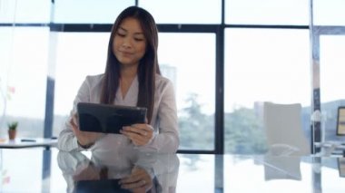 4k tablet bilgisayar kullanma office portre gülümseyen iş kadını