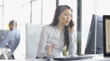 4 k endişe iş kadını telefonda konuşurken ve bilgisayarda Office çalışma