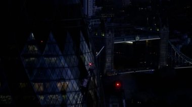4 k gece hava atış Londra'nın Tower Bridge ve ikonik şehir gökdelenler görünümünü