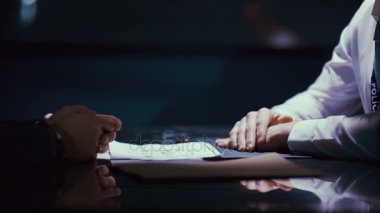 4k suç şüpheli polis dedektifi tarafından sorguya giyen kelepçe