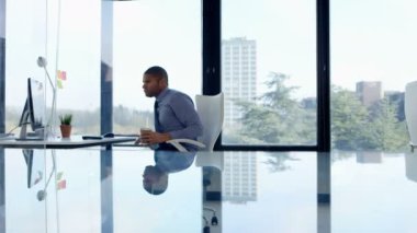 4 k düşünceli işadamı ofis penceresinden manzaraya bak kalkarken