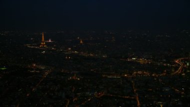4 k havadan görünümü Paris ile bina ve yapılar geceleri ışıklı