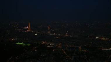 Paris Şubat 2017-4 k hava panoramik Paris Hotel National Des Invalides, Eyfel Kulesi ve La Grande Roue geceleri ışıklı