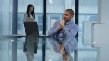 4k seyir bir şey hangi onu çok mutluettiniz, baylar dizüstü bilgisayarda çalışan iş adamı