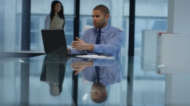 4 k vurguladı işadamı üzerinde ekranda bir şey kızmaya laptop çalışma