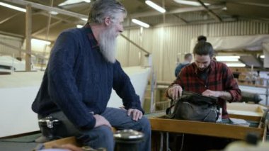 yapım ve yenileme yelkenli tekne hakkında konuşurken bir tersane 4 k işçi